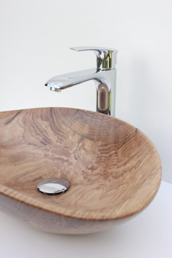 Ročno oblikovan lesen umivalnik iz hrasta.