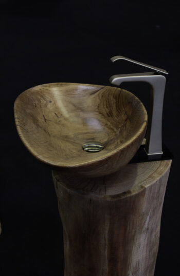 Lesen umivalnik iz hrasta Forestone Design na sejmu Ambient 2023.