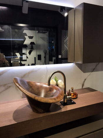 Luksuzni lesen umivalnik Forestone Design x Vistra Butik.