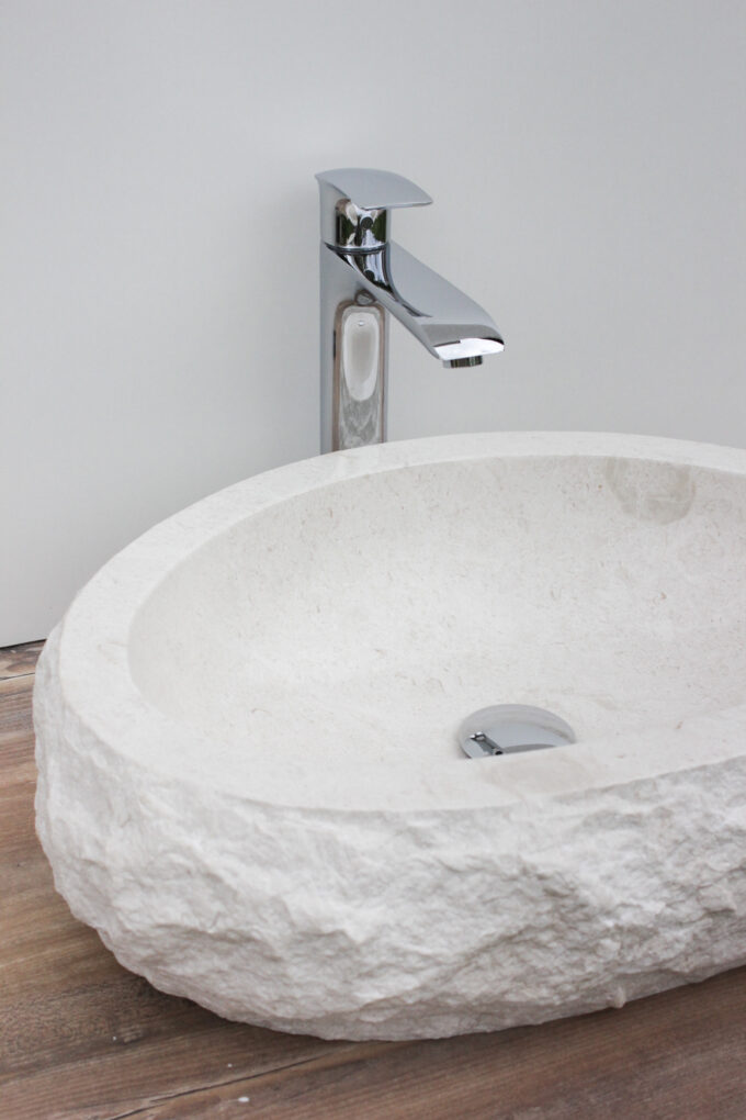 Ročno izklesan kamnit umivalnik po meri za kopalnico na ključ.