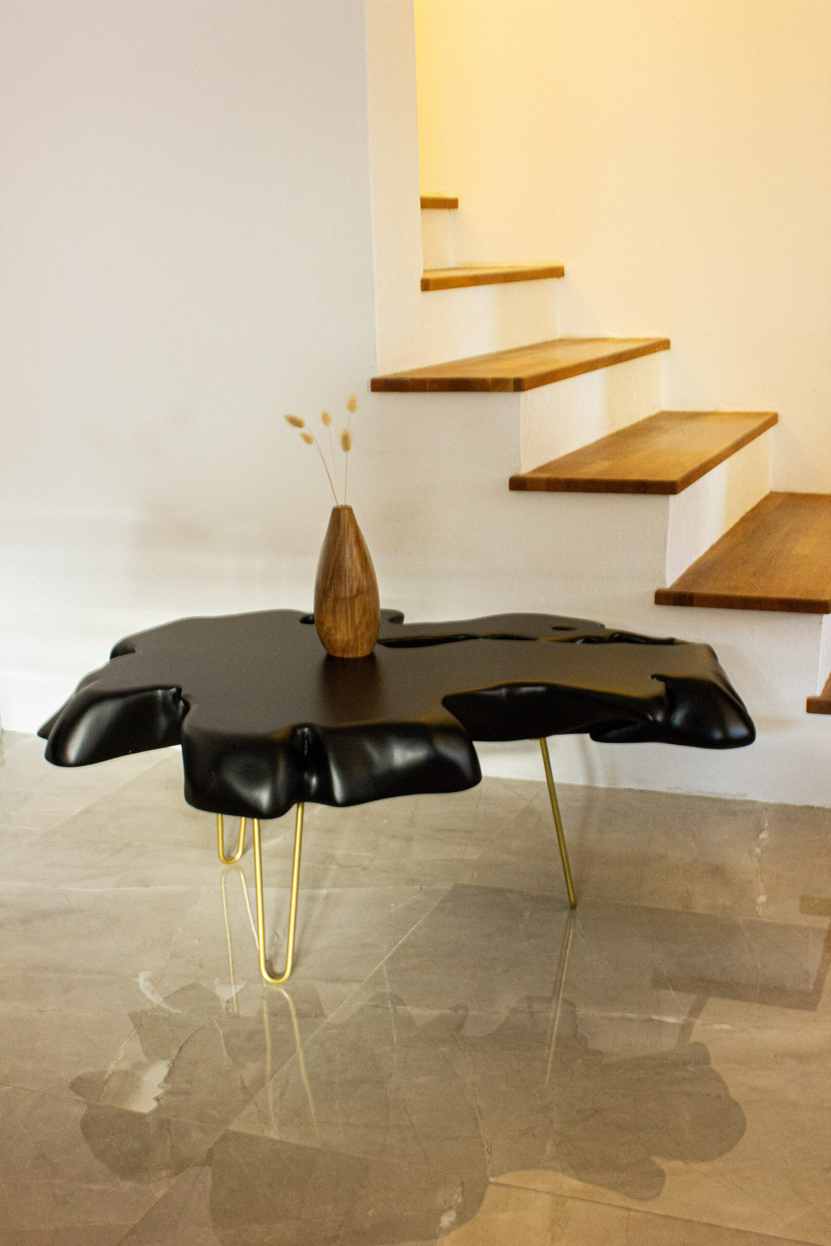 Unikatna lesena lesena masivna klubska miza iz korenine