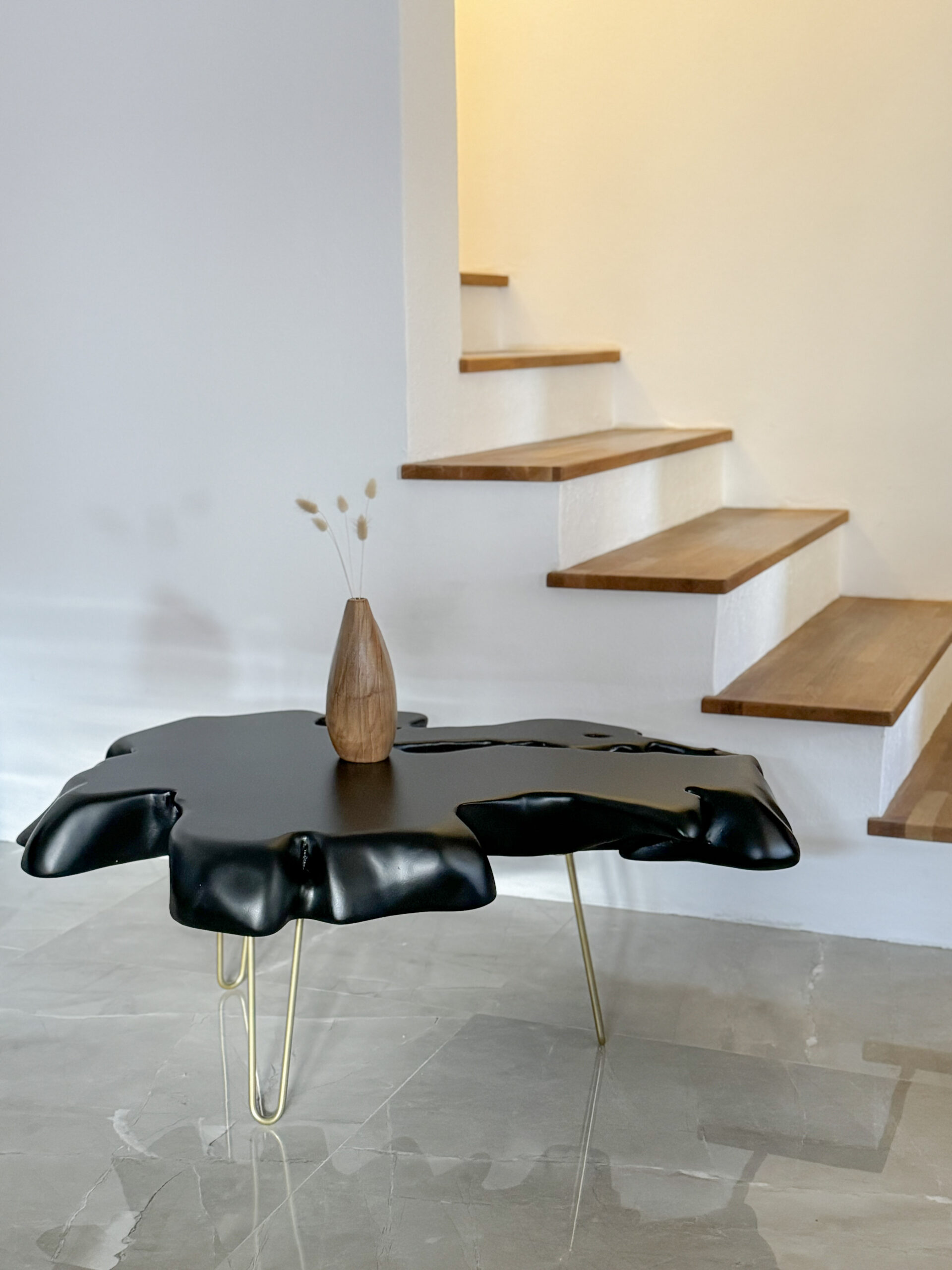 Lesena klubska miza iz korenine